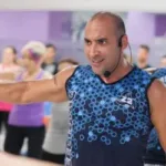 Fernando Gorini predand clase de fitness