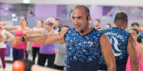 Fernando Gorini predand clase de fitness