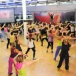 clasa de dans si aerobic in sala de repetitii
