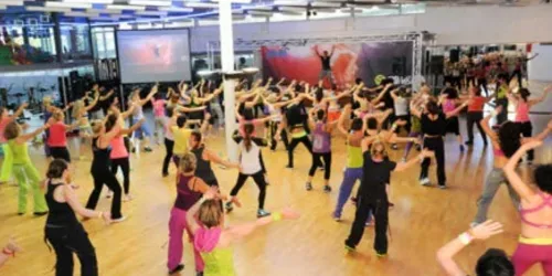 clasa de dans si aerobic in sala de repetitii