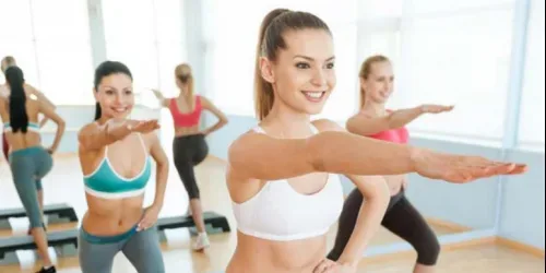 femei exersand o formă de aerobic dinamică și foarte antrenantă numită ”Step Dance”.