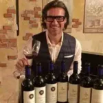 Kristof Ladislau in spatele unei mese cu soiuri de vin