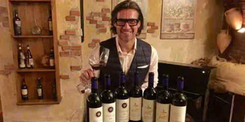 Kristof Ladislau in spatele unei mese cu soiuri de vin