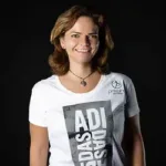 Erica Nagy pe fundal negru