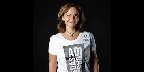 Erica Nagy pe fundal negru