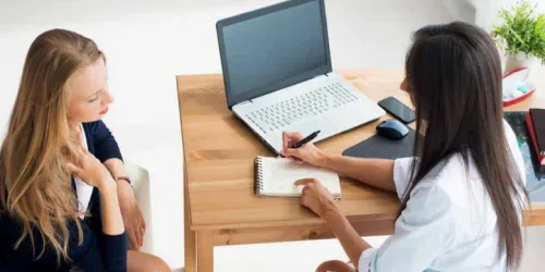 doctora da un diagnostic unei paciente femei