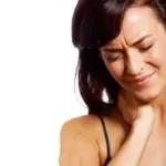 femeie care resimte durere in zona gatului din cauza unei intinderi