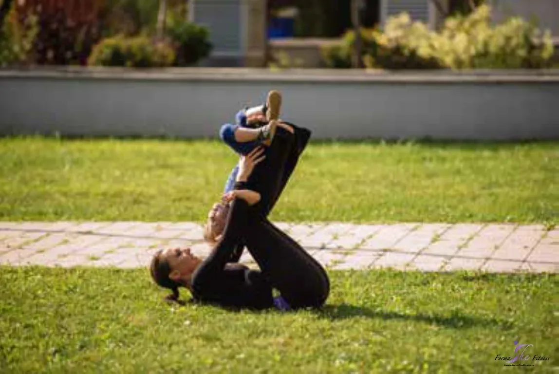 exercitiu mama si copilul pe iarba