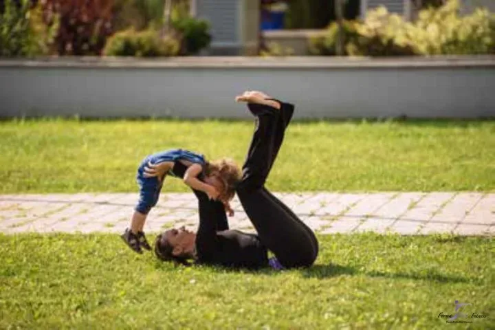 exercitiu mama si copilul pe iarba