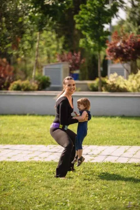 exercitiu mama si copilul pe iarba