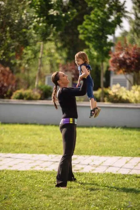 exercitiu mama si copilul pe iarba