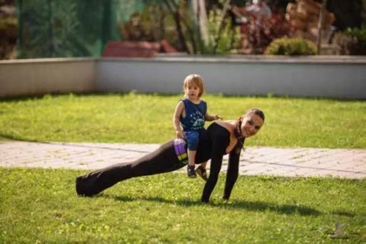 exercitiu mama si copilul pe iarba