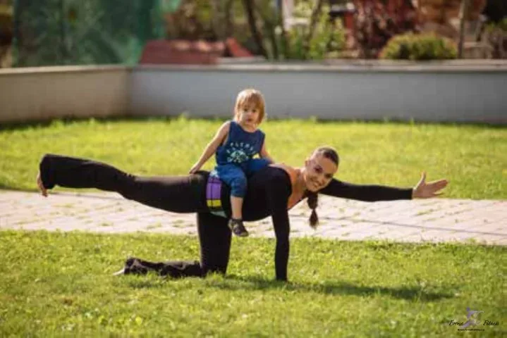 exercitiu mama si copilul pe iarba