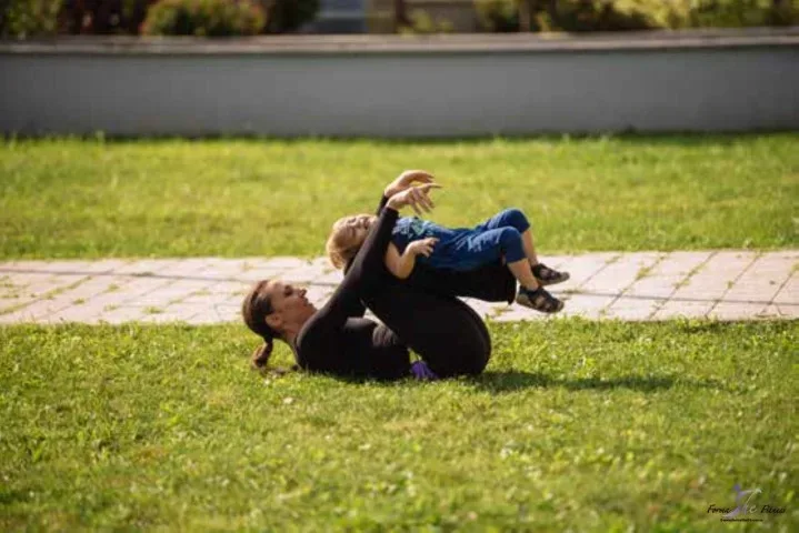 exercitiu mama si copilul pe iarba