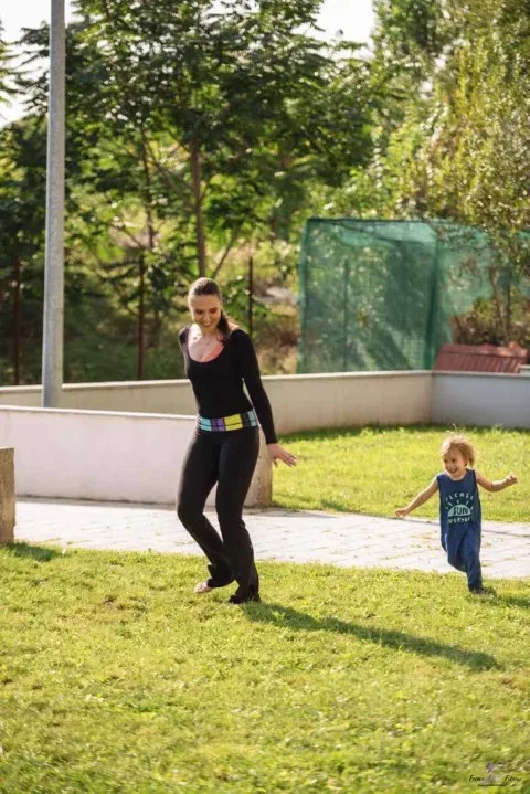 exercitiu mama si copilul pe iarba