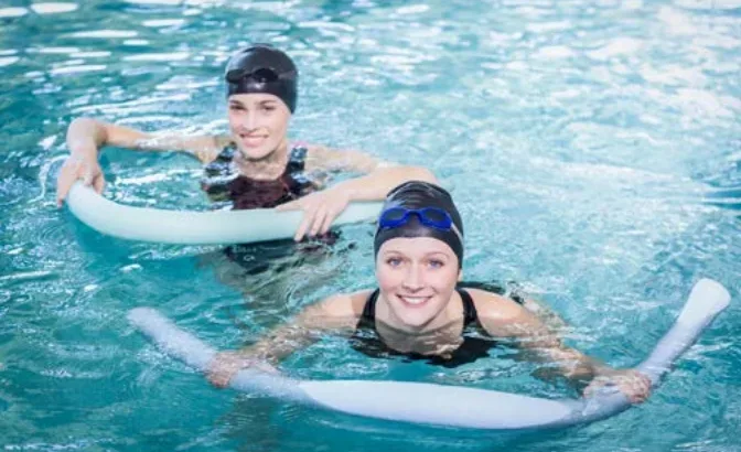 gimnastica acvatica realizata de innotatori