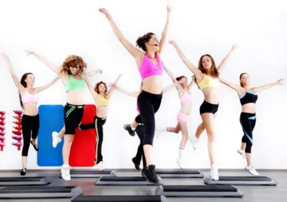 Exercitiu impreuna cu instructoare la ora de Step Dance