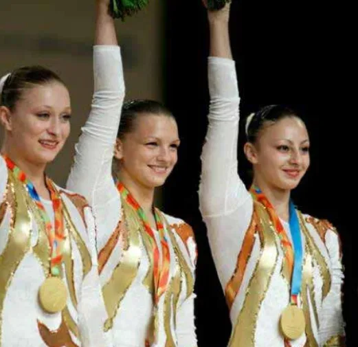 Cristina Nedelcu cu medalia de aur la gat, pe podium