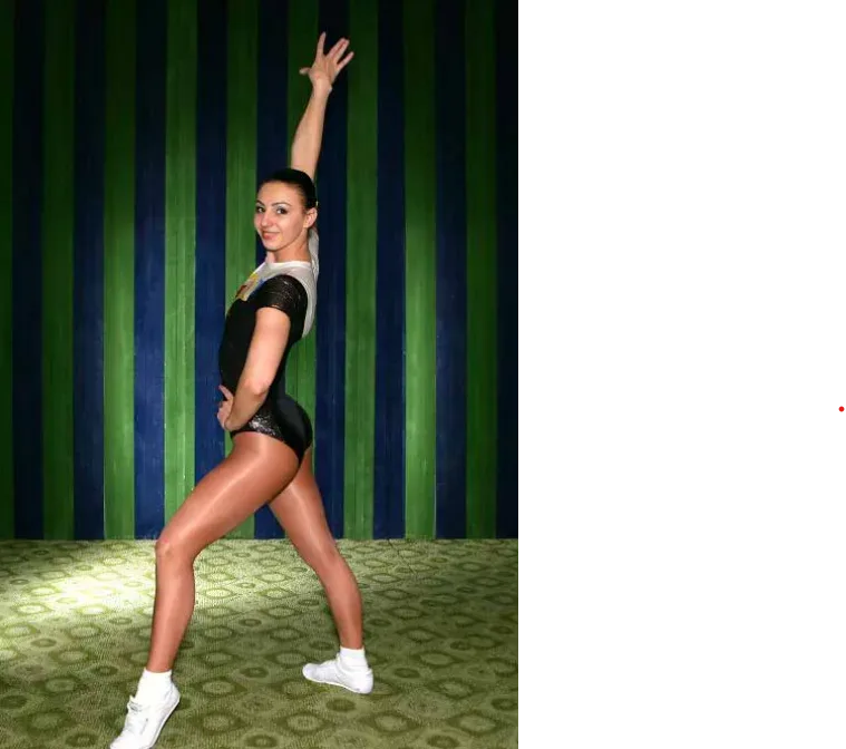 Cristina Nedelcu pozand pe fundal verde