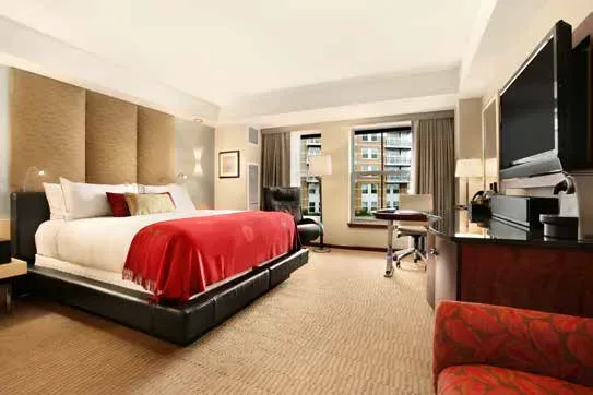 Camera cu pat matrimonial din Hotelul Battery Wharf