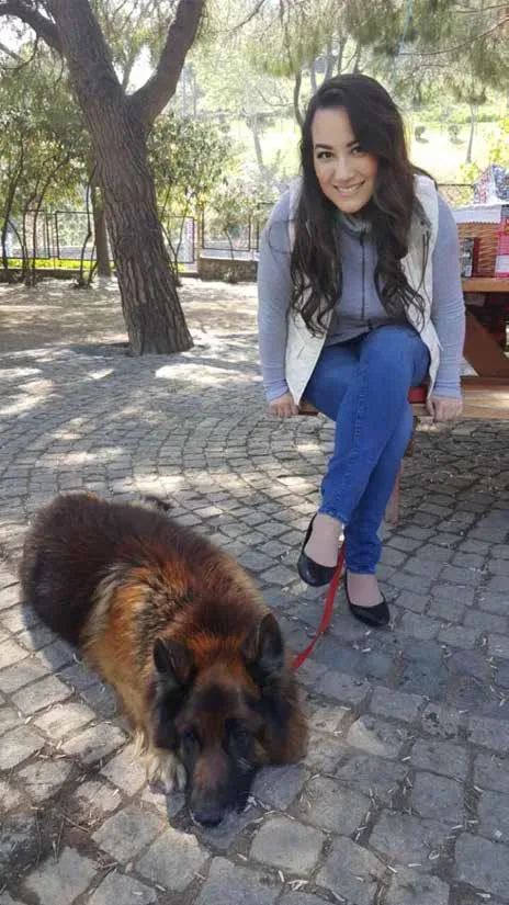 Doctor Inge Aivas impreuna cu catelul ciobanesc german in parc