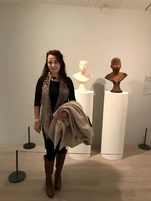 Doctor Inge Aivas la o expozitie de arta