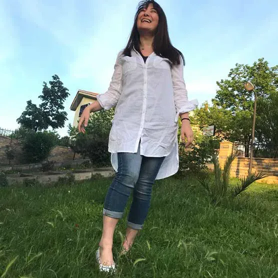 Doctor Inge Aivas afara in iarba, zambind