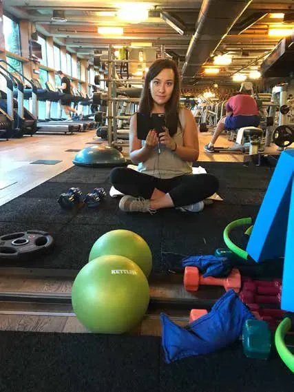 Doctor Inge Aivas in sala de sport, exersand