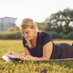 femeie matura sportiva citind o carte in natura